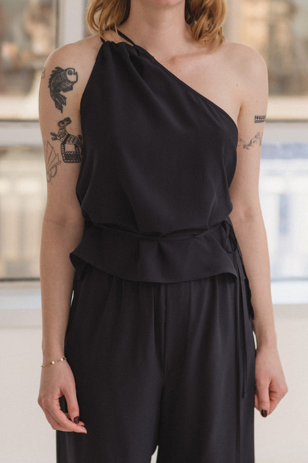 BASERANGE Fall/Winter 2025 VIEW TOP Off-Shoulder Vest BAS-TSVI-SC-AU25-Black